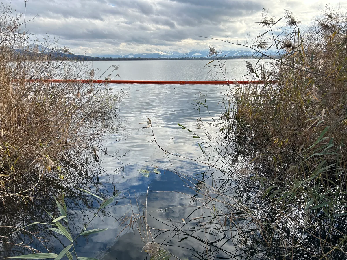 Die Feuerwehr Pfäffikon stand am Sonntag, 27. November 2023, wegen einer Gewässerverschmutzung im Pfäffikersee im Einstz.